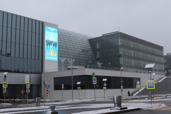 cifrovye mediafasady moskvy transliruyut