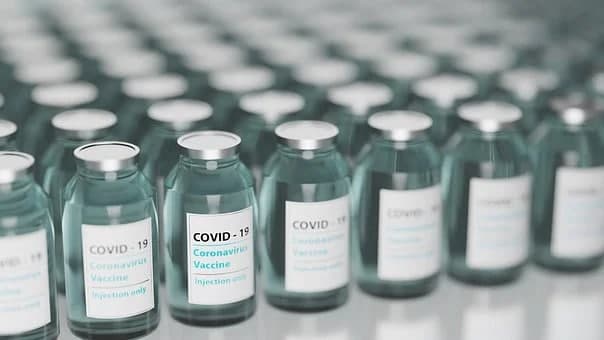 71% сотрудников двух школ в ЗАО прошли вакцинацию COVID-19