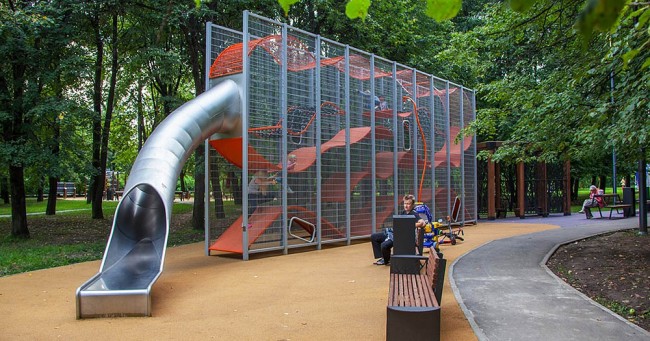 Многоуровневый лабиринт ждет своих юных героев в парке Олимпийской деревни